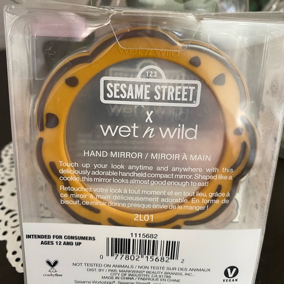 ๐๐ WET n WILD LIMITED EDITION COOKIE MONSTER HAND MIRROR. NEW. FACTORY SEALED. - Picture 2 of 2